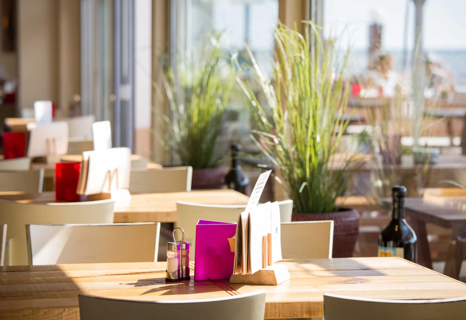 Gedeckte Tische im Restaurant mit Blick nach draußen