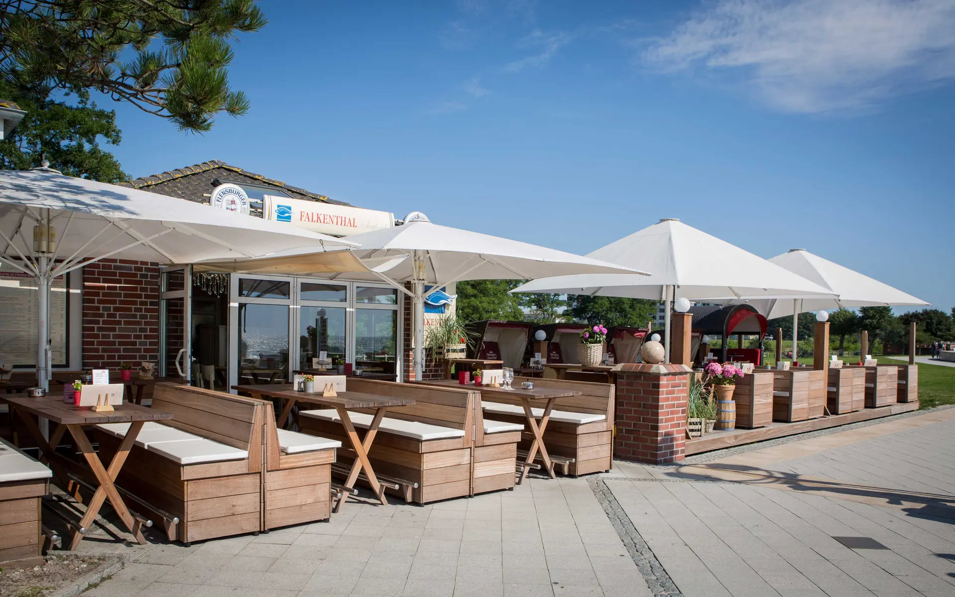 Terrasse des Restaurants an der Kurpromenade mit Sonnenschirmen