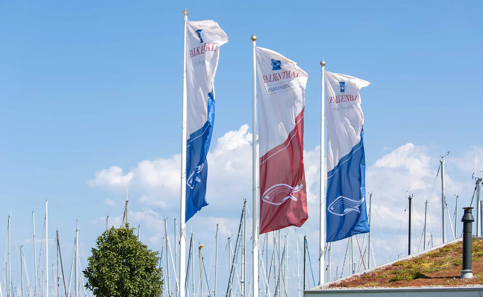Falkenthal-Fahnen vor den Masten im Yachthafen