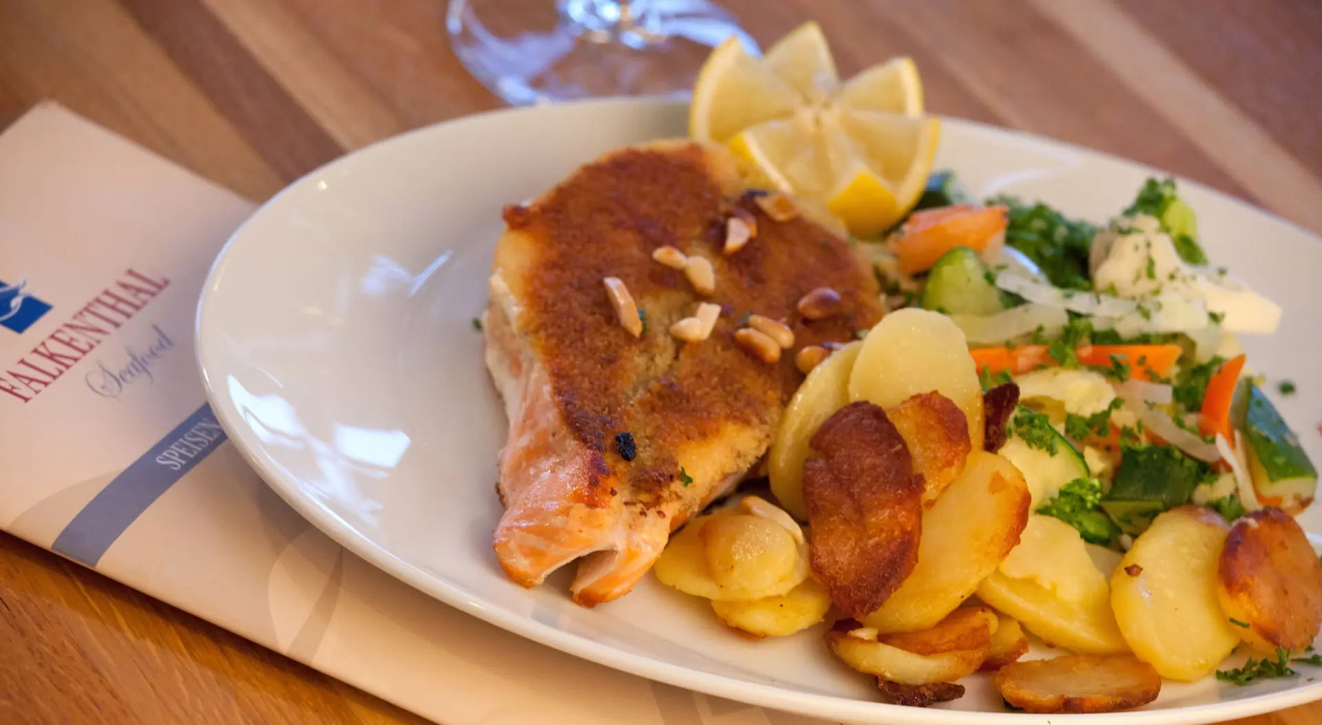 Gebratenes Fischfilet mit Bratkartoffeln und Gemüse